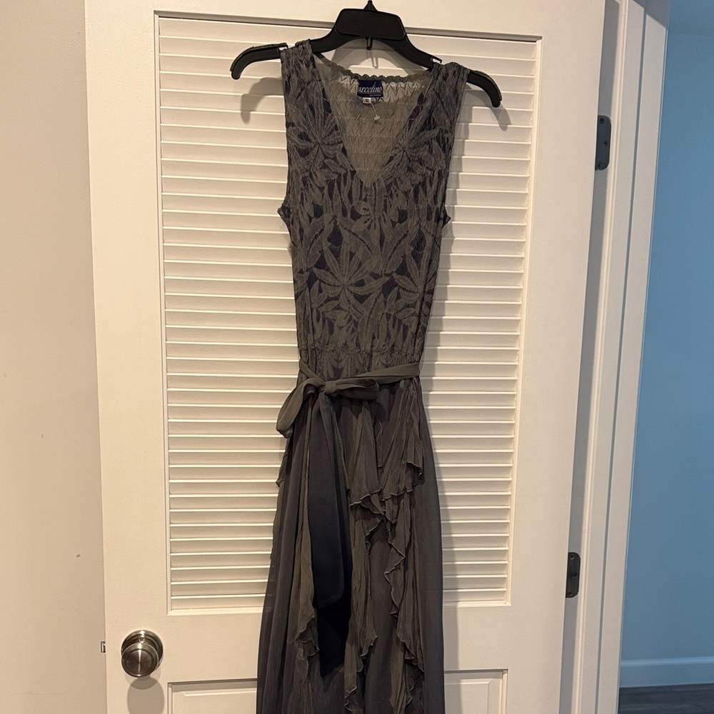 Elegant Sleeveless Maxi Dress with Leaf Pattern